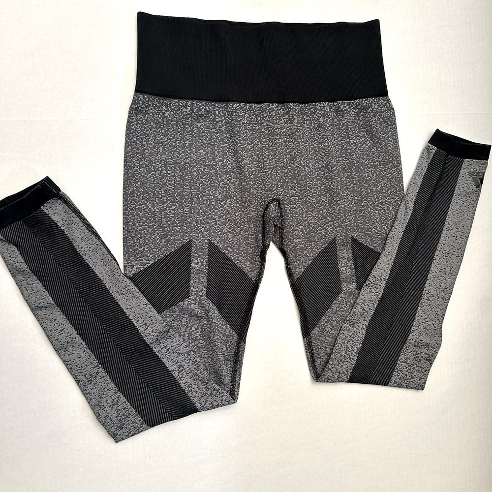 Adidas seamless gray and black fitted capri leggings 3/4 length size Medium. H11